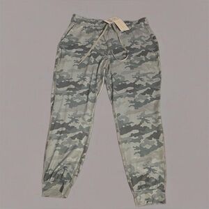 Thrive Societe Printed Jogger Pant in Blue Camo Loose Fit Cuffed MSRP $68 NWT